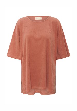 Koralna oversized majica napravljena od mekog materijala, sa kratkim rukavima, okruglim izrezom i bočnim prorezima za dodatnu udobnost. Suptilan detalj s logotipom.