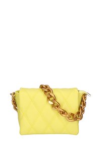 Borsa a tracolla in pelle gialla trapuntata con una robusta catena dorata e chiusura con zip. Ha una forma rettangolare e una cucitura a motivo diamante.