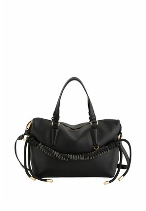 Bolso de mano de cuero negro con doble asa, cierre de cremallera, detalle trenzado en la parte frontal y adornos en tono dorado.