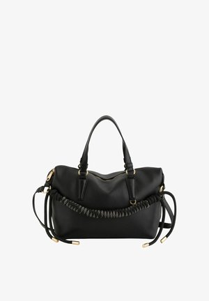 Bolso de mano de cuero negro con doble asa, cierre de cremallera, detalle trenzado en la parte frontal y adornos en tono dorado.