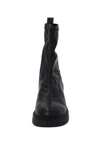 Czarne skórzane botki za kostkę z wysoką cholewką, przednim zamkiem błyskawicznym i okrągłym noskiem. Posiadają gładką teksturę oraz solidną czarną podeszwę.