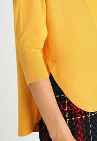 QS Svetr - yellow