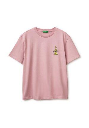 Camiseta de algodón rosa claro con mangas cortas y un pequeño diseño de trofeo amarillo con texto en el pecho izquierdo.