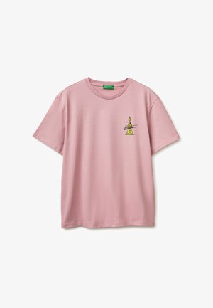 Camiseta de algodón rosa claro con mangas cortas y un pequeño diseño de trofeo amarillo con texto en el pecho izquierdo.