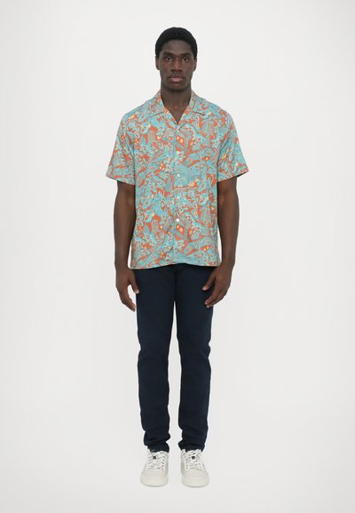 Korte mouwen overhemd in aqua blauw met een oranje bloemenpatroon, met kraag, knoopsluiting, gecombineerd met marineblauwe broek en witte sneakers.