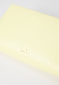 Furla MINI CROSSBODY - Taška s příčným popruhem - freesia