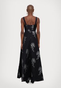 ML Monique Lhuillier THALIA SLEEVELESS LONG DRESS - Oblačila za posebne priložnosti - black/silver
