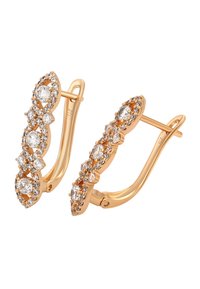 Zlaté náušnice s zatočeným designem ozdobené několika jasnými krystaly různé velikosti, vytvářejícími třpytivý efekt.