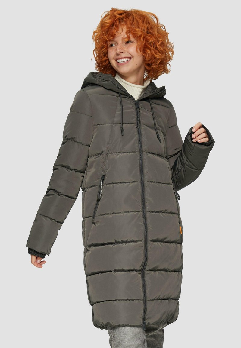 Doudoune gris foncé avec capuche, présentant un zip à l'avant, des poches latérales et un design matelassé. Tissu lisse et manches longues.