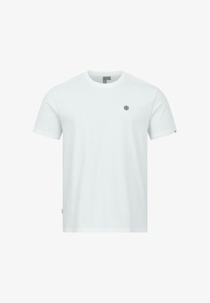 Schlichtes weißes T-Shirt mit kurzen Ärmeln und Rundhalsausschnitt, mit einem kleinen schwarzen Steuerrad-Emblem auf der linken Brust und einem kleinen Etikett am Ärmel.