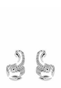 Pendientes en forma de escorpión en tono plateado, con texturas detalladas, pinzas curvadas y un acabado pulido que ofrecen un diseño impactante.
