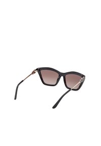 Gafas de sol tipo gato con un marco de carey oscuro, lentes degradados y acentos metálicos en las patillas. Acabado suave, contornos elegantes.