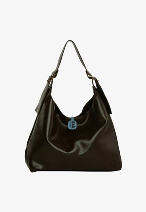 Sac à bandoulière en cuir brun foncé avec sangle large et petite étiquette bleue portant l'inscription « Bag mori » attachée au centre avant.