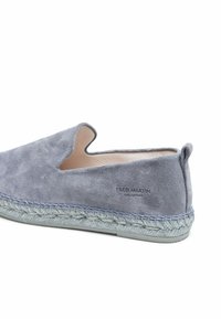 Grå mockaskor med slip-on-design, med en texturerad flätad jute-sula och subtil logotyp på sidan. Har en låg skärning för enkel användning.