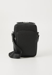 Sort crossbody taske lavet af tekstureret syntetisk materiale, med en frontlomme, justerbar rem og lynlås. Kompakt rektangulært design.