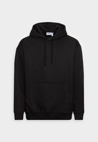 Zwarte hoodie gemaakt van zachte stof, met een voortas, trekkoordcapuchon en ribgebreide boorden en zoom. Eenvoudig ontwerp, geen patronen.