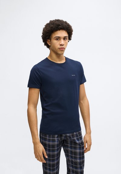 Tricou bleumarin cu mâneci scurte, cu decolteu rotund și detaliu minimalist cu logo, asortat cu pantaloni de pijama cu model în carouri.