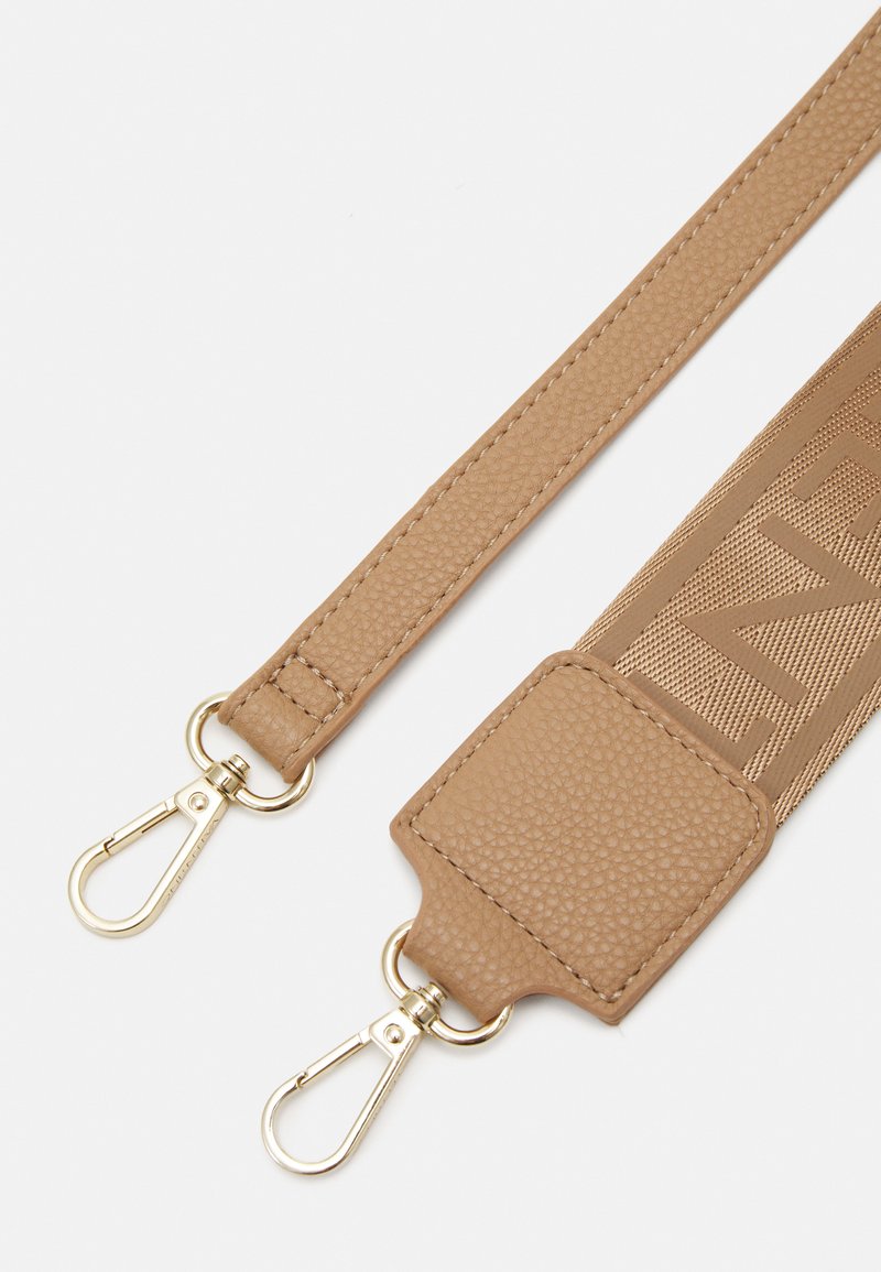 Brève en cuir texturé et en tissu doux avec lettrage en relief, finie avec du matériel en ton doré.