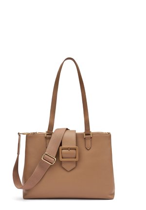 Bolso de cuero color coñac con doble asa para hombro, una correa ancha ajustable para llevar cruzado y una hebilla decorativa en la parte frontal.