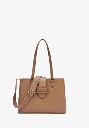 Sac à main en cuir marron clair avec deux bretelles d'épaule, une large bandoulière réglable et une boucle décorative à l'avant.
