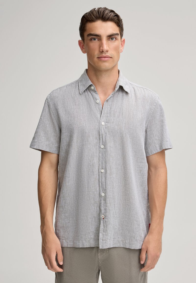 Korte mouw, knoopshirt in lichtgrijs linnen met een subtiele textuur en een puntige kraag. Voorzien van witte knopen en een zijlabel.