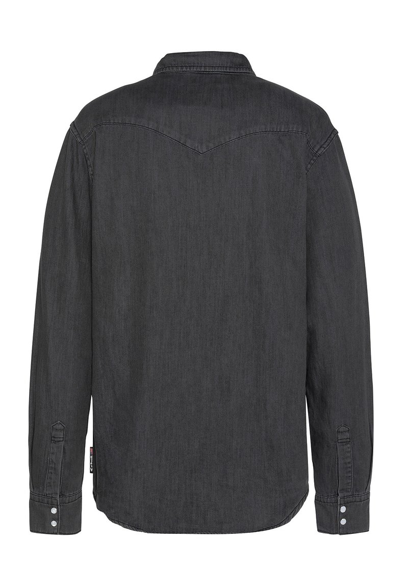 Chemise en denim gris foncé à manches longues, avec des poignets à boutons et un design de poche pointue dans le dos. Texture lisse et silhouette ajustée.