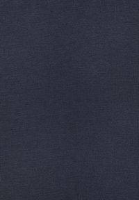 Sinine jaheline kangas, millel on ühtlane ja sile tekstuur ning vertikaalne ripskudumine, sobilik rõivaste valmistamiseks.