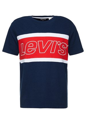 Granatowy t-shirt z krótkim rękawem z czerwono-białymi poziomymi paskami i dużym białym konturem logo "Levi's" na piersi.