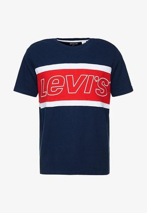 T-shirt à manches courtes bleu marine avec des rayures horizontales rouges et blanches et un grand logo "Levi's" en contours blancs sur la poitrine.