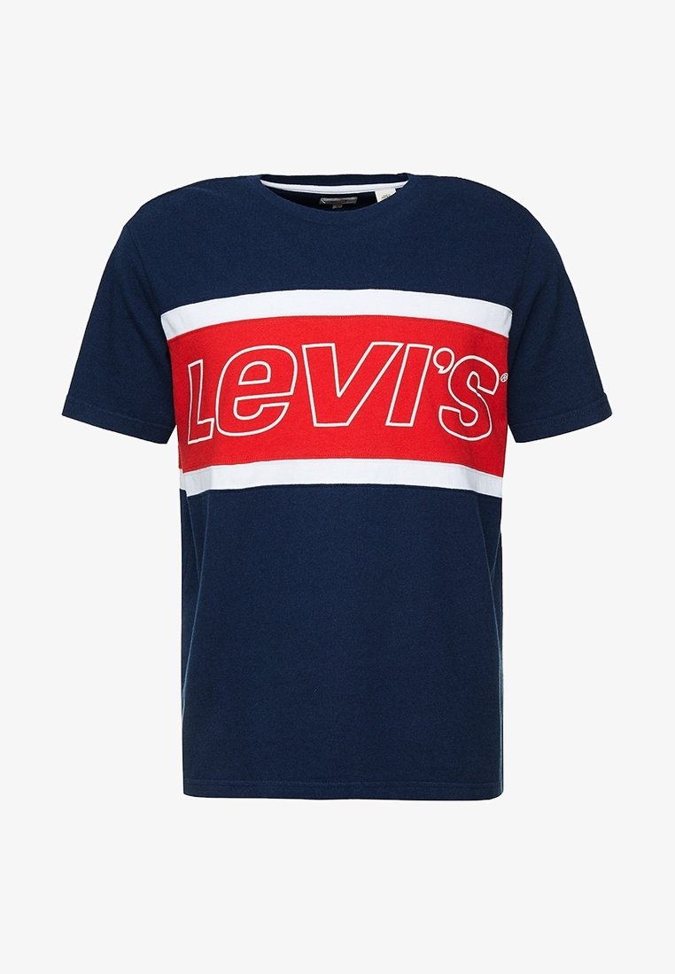 T-shirt à manches courtes bleu marine avec des rayures horizontales rouges et blanches et un grand logo "Levi's" en contours blancs sur la poitrine.