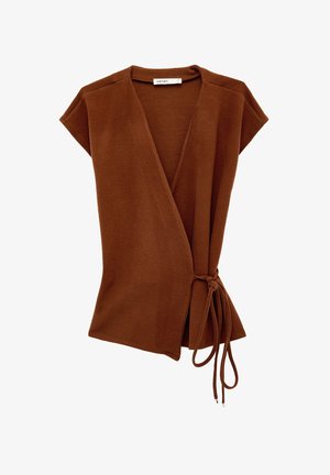 Haut marron à manches courtes avec un col en V et un détail de nouage sur le côté, fabriqué en tissu tricoté doux.
