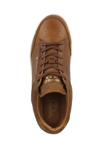 Zapatilla de cuero marrón con detalles perforados, cordones y logo dorado. Presenta una lengüeta de ante y una suela de goma blanca.