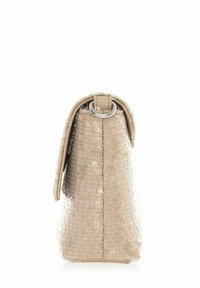 Beżowa torebka z cekinową teksturą, prostokątnego kształtu i okrągłym dnem. Posiada srebrny element zamykający w formie pierścienia.