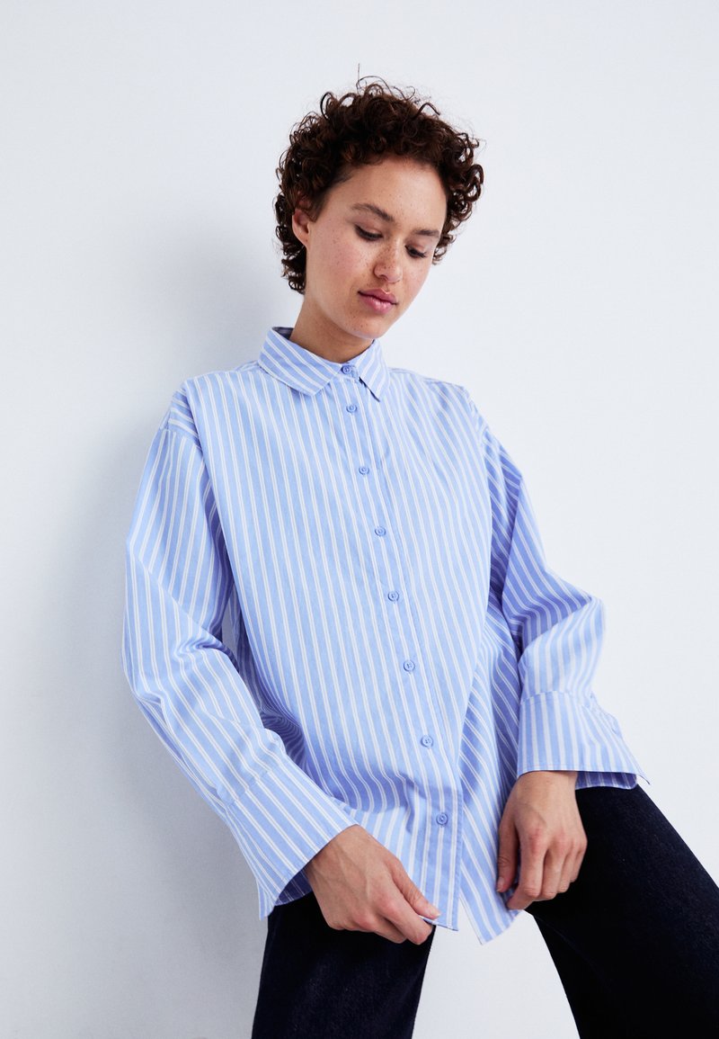 Gina Tricot Blusa com botões - navy blazer
