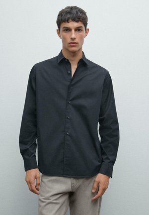 Zwarte longsleeve shirt van katoen met een knoopsluiting aan de voorkant, met een licht getailleerd ontwerp en een zachte textuur.