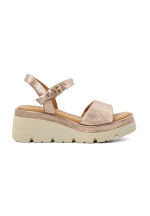 Roze gouden wedge sandalen met verstelbare enkelband, gestructureerde metallic bovenkant en een dikke, stevige crèmekleurige rubberen zool met een patroon aan de onderkant.