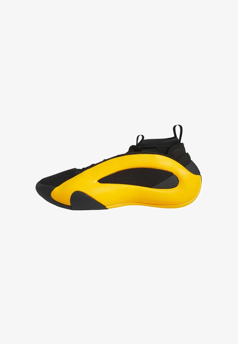 Zwarte en gele sportieve schoen met een slank ontwerp, met een gebogen gele zijpaneel, een zwarte gaas bovenkant en een rubberen zool.