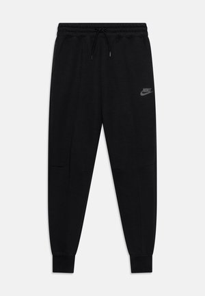 Pantalones deportivos negros hechos de tela suave con una cintura elástica, cordón ajustable, bolsillos laterales y un logo gris sutil en el muslo izquierdo.
