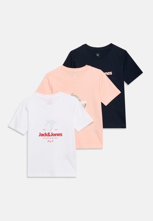 Trzy T-shirty z krótkim rękawem i okrągłym dekoltem w kolorze białym, różowym i granatowym z logo Jack & Jones oraz nadrukami graficznymi, ułożone płasko na białym tle.