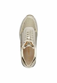 Sneaker beige con tomaia testurizzata e dettagli dorati lucidi. Presenta lacci tradizionali e una chiusura con zip sul lato. Interno foderato in materiale morbido.