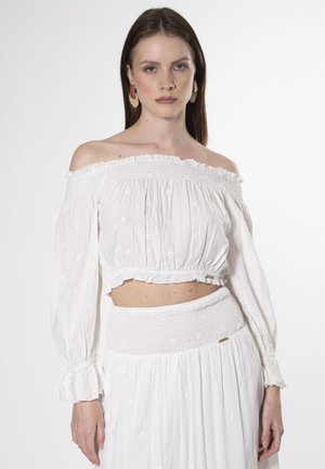 Top corto bianco off-the-shoulder con maniche lunghe, caratterizzato da dettagli arricciati e ricami floreali, abbinato a una gonna arricciata coordinata.