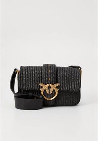 Sort vevd håndveske med strukturert form, gullfargede fugledetaljer, klaffelukking og justerbar lærrem.