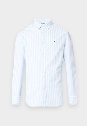 Πουκάμισο με κουμπιά σε ανοιχτό γαλάζιο και άσπρες ρίγες, με μακριά μανίκια, κλασικό γιακά και μικρό λογότυπο στο στήθος. Κατασκευασμένο από βαμβακερό ύφασμα.