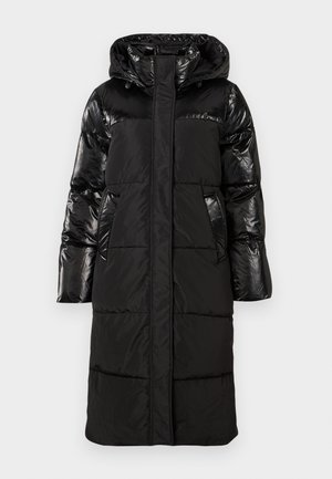 Zwarte pufferjas met een glanzende afwerking, tot de knie, met een capuchon, zijzakken en een rechte ritssluiting aan de voorkant.