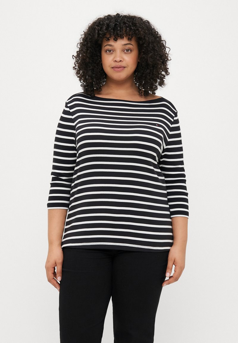 Czarny i biały, pasiasty top z długim rękawem o dekolcie marynarskim, z rękawami do trzech czwartej długości i subtelnym logo marki na piersi.