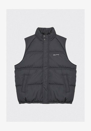 Czarna puchowa kamizelka z wysokim kołnierzem, zapięciem na zatrzaski z przodu oraz bocznymi kieszeniami. Posiada pikowany wzór i małe logo na lewej piersi.