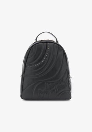 Czarna skórzana plecak o zaokrąglonym kształcie, z wytłoczonymi wzorami fal i srebrnymi ćwiekami. Posiada uchwyt u góry oraz detal z logo "Cafè Noir Jeans".