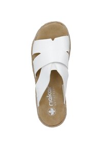Sandale glissante synthétique blanche avec deux larges brides et une semelle intérieure rembourrée. Présente une surface texturée et une semelle en caoutchouc beige.