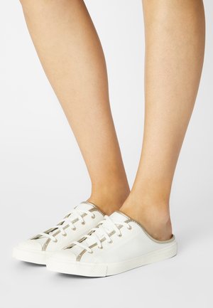 Sneaker bianche in tela con accenti dorati, design slip-on, allacciatura frontale, punta rotonda e suola di gomma testurizzata.