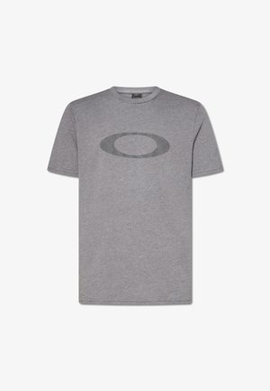 Camiseta gris de manga corta con cuello redondo y un gran logo de forma ovalada centrado en el pecho.